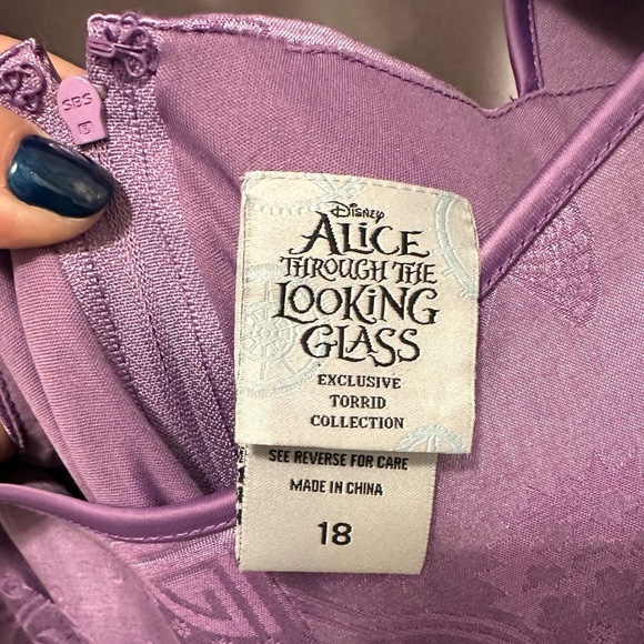 Disney Alice Through The Looking Glass Alice Purple Dress Plus 18 Hot Topic - Picture 9 of 10